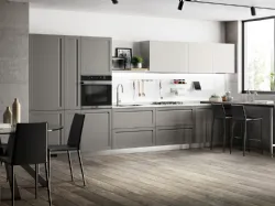 Cucina Moderna Carattere in laccato Grigio Chiaro e Grigio Titanio di Scavolini