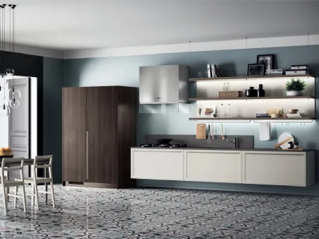 Cucina Moderna Carattere in laccato Grigio con armadio in Noce Saxony di Scavolini
