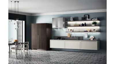 Cucina Moderna sospesa Carattere 16 in laccato Grigio con armadio in Noce Saxony di Scavolini