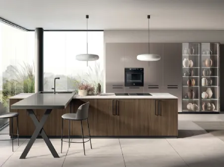 Cucina Moderna con penisola Musa con ante dogate in Rovere Pecan e top in grès porcellanato di Scavolini