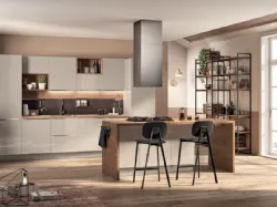 Cucina Moderna con isola Urban & Urban Minimal in laccato lucido Sabbia con top in laminato Rovere Land di Scavolini