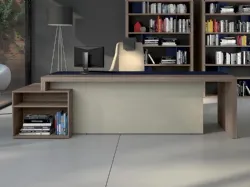 Scrivania Executive in nobilitato Olmo e laccato opaco con piano e fianchi in ecopelle di MobilOfficeFurniture