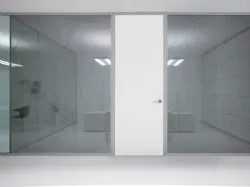 Parete divisoria Siderplan G3 in vetro con porta in laccato bianco ad anta battente di MobilOfficeFurnitureSpagnol
