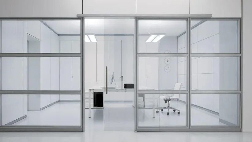 Parete divisoria in vetro con porta scorrevole Siderplan H di MobilOfficeFurniture