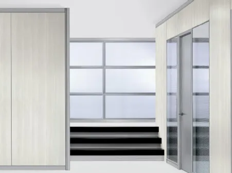 Parete Siderplan V in melaminico con pannelli in vetro e porte a battente in laccato opaco di MobilOfficeFurniture
