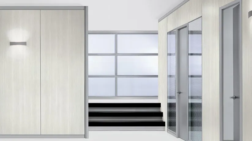 Parete Siderplan V in melaminico con pannelli in vetro e porte a battente in laccato opaco di MobilOfficeFurniture