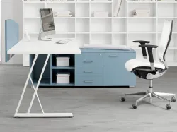 Scrivania operativa in melaminico e laccato con base in metallo Zenith di MobilOfficeFurniture